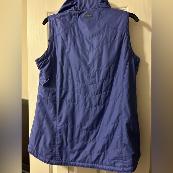 *Women’s Columbia, fleece lined, water resistant vest. - Picture 3 of 7
